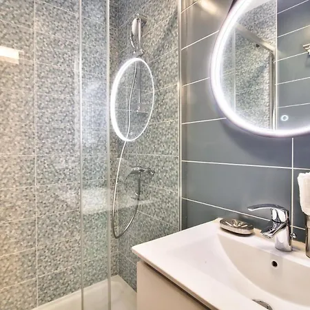 Chic And Spacious Apart With Parking Apartment