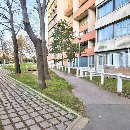 Chic And Spacious Apart With Parking