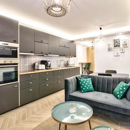 Chic And Spacious Apart With Parking
