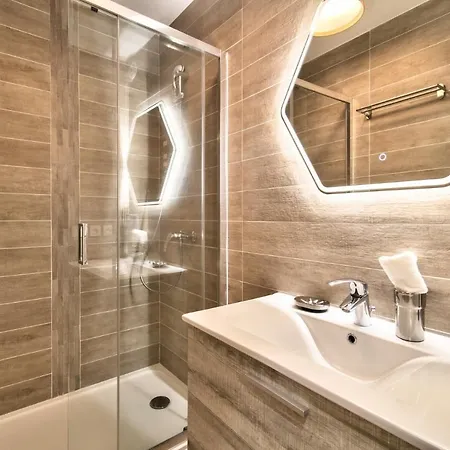 Chic And Spacious Apart With Parking *