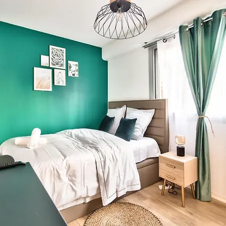 Chic And Spacious Apart With Parking Apartment Bobigny